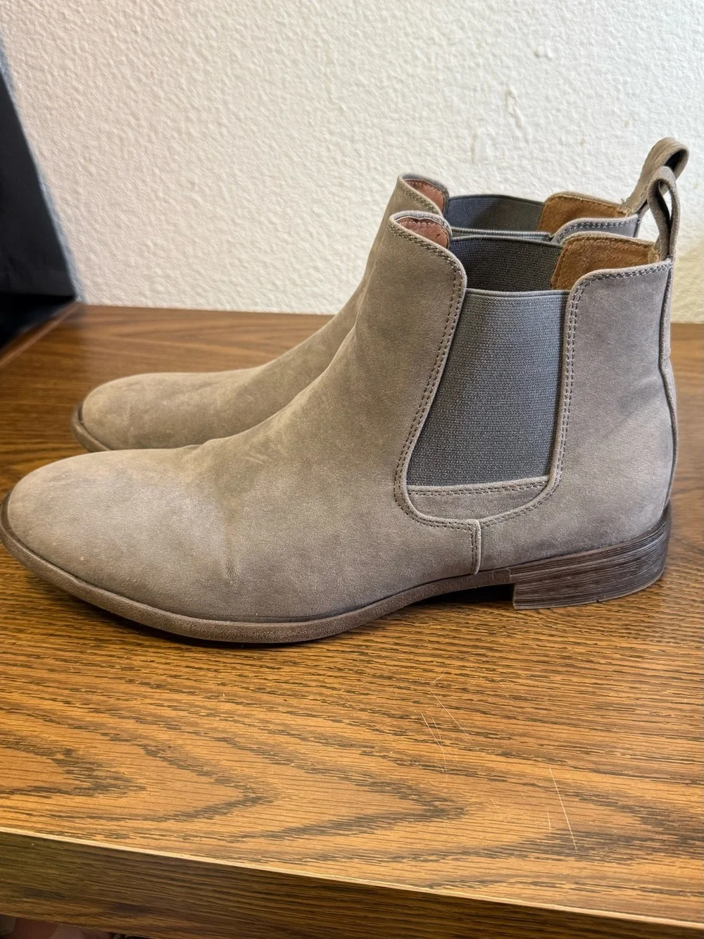 Men's Suede Chelsea Boots — Gray Suede